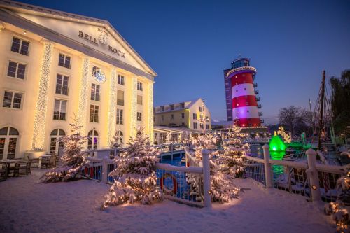 Panorama-Ansicht des Hotel Bell Rock im Dunkeln