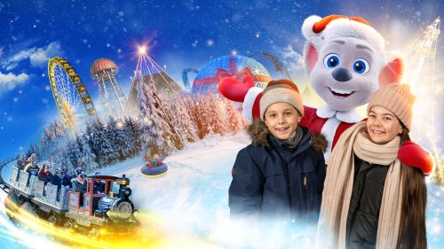 Ed im weihnachtlichen Kostüm mit zwei Kindern vor der Silhouette des weihnachtlichen Europa-Park